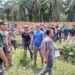 PTPN 2 Halau Warga yang Berusaha Stop Pembuatan Parit Isolasi