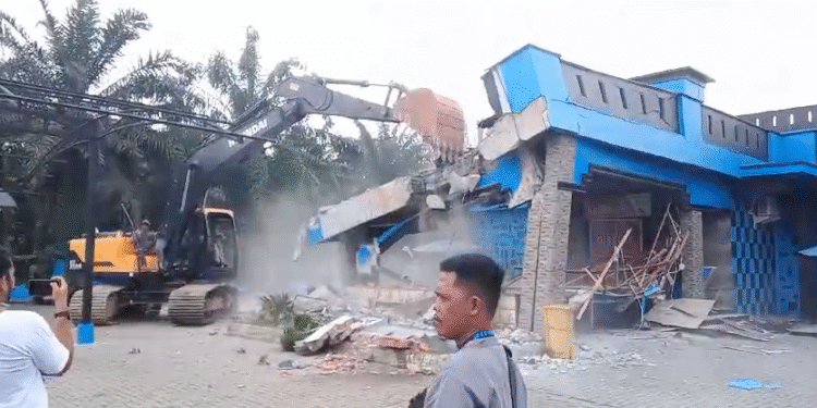 Mantap!!! Diskotek Sky Garden Akhirnya Rata Dengan Tanah