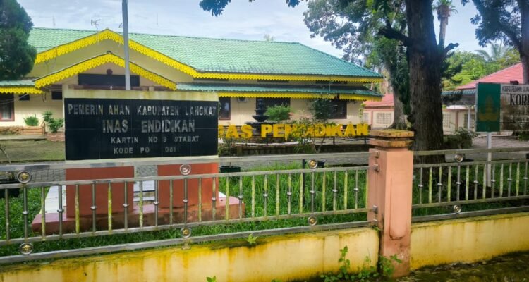 Kantor Dinas Pendidikan dan Pengajaran (P dan P) Kabupaten Langkat.