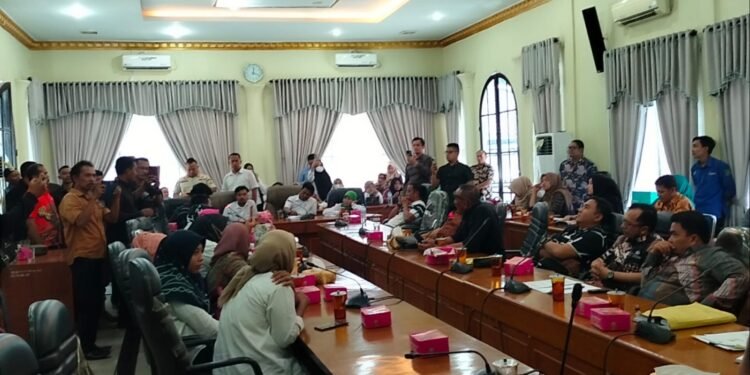 BKD Langkat Tak Berikan Jawaban, RDP Guru Honorer Ricuh