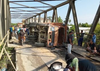 Truk Terguling di Jembatan Sei Air Tenang, Lalu Lintas ke Tangkahan Lumpuh
