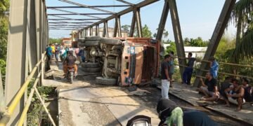 Truk Terguling di Jembatan Sei Air Tenang, Lalu Lintas ke Tangkahan Lumpuh