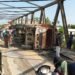 Truk Terguling di Jembatan Sei Air Tenang, Lalu Lintas ke Tangkahan Lumpuh
