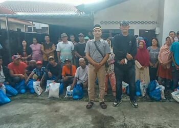 Berbagi Berkah, M Arif Tanjung Serahkan Paket Sembako bagi Warga Dhuafa dan Lansia