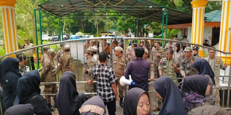 Puluhan Guru Honorer Kembali Geruduk Kantor Bupati Langkat