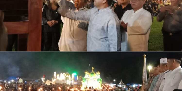 Pj Gubernur Sumut diwakili Sekretaris DPRD Sumut Utara Dr Zulkifli SIP MM bersama anggota DPRD Sumut Wagirin Arman selaku pemrakarsa kegiatan dan Forkopimda, Forkopimca saat pelepasan Festival Takbir Akbar dan Pawai Obor di di Lapangan Desa Klambir V Kebun, Kecamatan Hamparan Perak, Kabupaten Deli Serdang, Sumatera Utara, Minggu (16/06/24) malam.