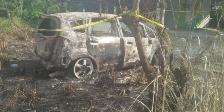 Geram, Mobil Milik Diduga Pengedar Narkoba Dibakar Massa