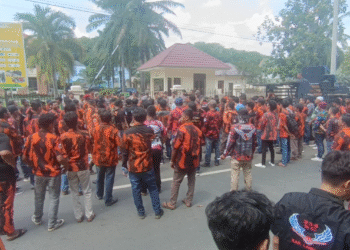 Tuntut Keadilan untuk TRP, Ratusan Massa Orasi di PN Stabat