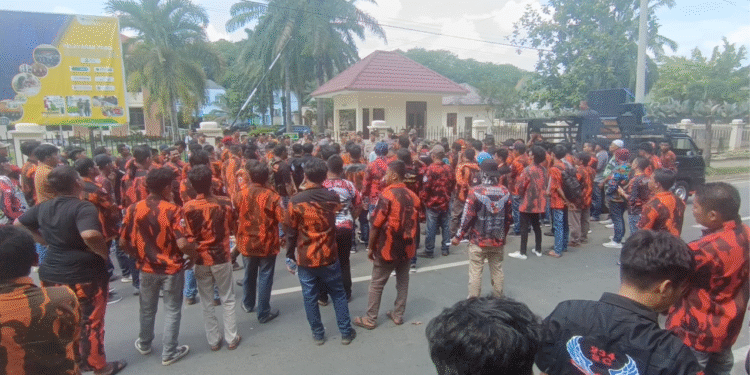 Tuntut Keadilan untuk TRP, Ratusan Massa Orasi di PN Stabat