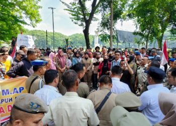 Tuntut Kades Dicopot, Ratusan Warga Desa Serapuh Asli Geruduk Kantor Bupati Langkat