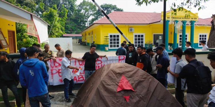 Diduga Ada Konspirasi, Puluhan Mahasiswa Desak Kadis PMD Langkat Dicopot