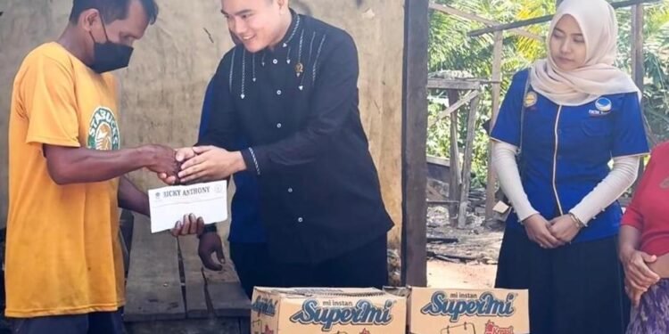Politisi NasDem Sumut Ricky Anthony SH Bantu Korban Kebakaran di Langkat