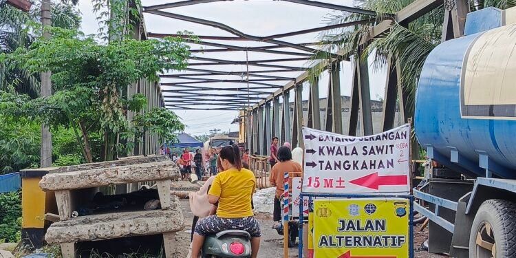 Jembatan Sei Air Tenang Padang Tualang Ambruk, Dinas PUPR Provsu Tidur?