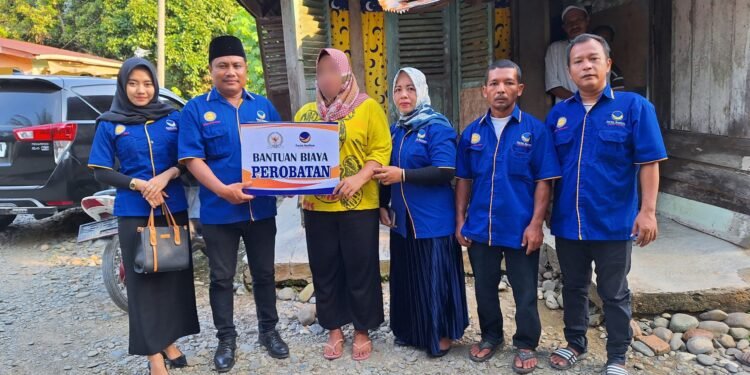 Melepuh Tersiram Air Mendidih, Pedangang Bakso Terima Bantuan dari Ricky Anthony