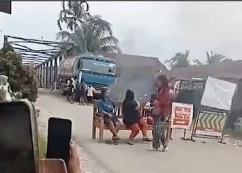 Truk CPO Melintas Jembatan Sei Air Tenang, Warga Blokir Jalan
