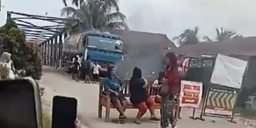 Truk CPO Melintas Jembatan Sei Air Tenang, Warga Blokir Jalan