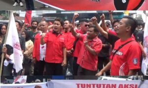 Ratusan kader militan PDI Perjuangan bersama warga simpatisan menggelar aksi damai di depan Tiara Convention Hall Medan, Sabtu (27/10/2024), saat berlangsungnya Rakercabsus DPC PDIP Medan.