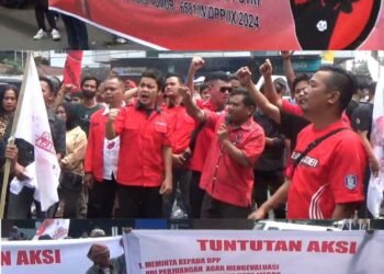 Ratusan kader militan PDI Perjuangan bersama warga simpatisan menggelar aksi damai di depan Tiara Convention Hall Medan, Sabtu (27/10/2024), saat berlangsungnya Rakercabsus DPC PDIP Medan.