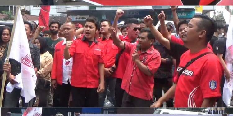 Ratusan kader militan PDI Perjuangan bersama warga simpatisan menggelar aksi damai di depan Tiara Convention Hall Medan, Sabtu (27/10/2024), saat berlangsungnya Rakercabsus DPC PDIP Medan.