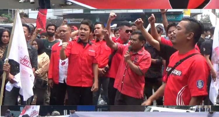 Ratusan kader militan PDI Perjuangan bersama warga simpatisan menggelar aksi damai di depan Tiara Convention Hall Medan, Sabtu (27/10/2024), saat berlangsungnya Rakercabsus DPC PDIP Medan.