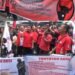 Ratusan kader militan PDI Perjuangan bersama warga simpatisan menggelar aksi damai di depan Tiara Convention Hall Medan, Sabtu (27/10/2024), saat berlangsungnya Rakercabsus DPC PDIP Medan.