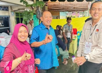 Di Tengah Guyuran Hujan, Ondim Gunakan Hak Suara di TPS 005 Babalan