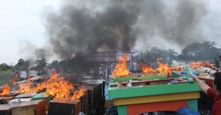 Bersama Kodam I/BB, Kapolda Sumut Bakar 209 Mesin Judi