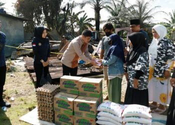 Pimpinan DPRD Sumut Ricky Anthony Bantu Warga Korban Kebakaran di Hinai