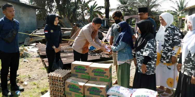 Pimpinan DPRD Sumut Ricky Anthony Bantu Warga Korban Kebakaran di Hinai