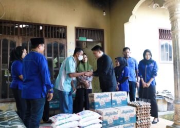 Sambangi Korban Kebakaran di Batang Serangan, Ricky Anthony Bagikan Bantuan dan Tali Asih