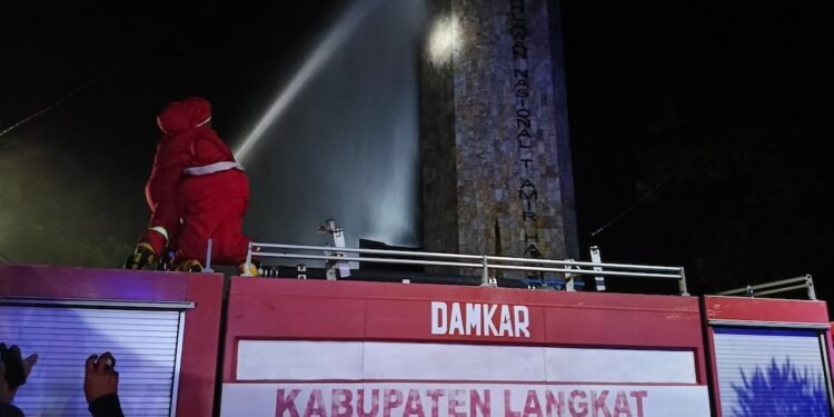 Tim Damkar Langkat Basmi Belasan Sarang Lebah di Tugu T Ami Hamzah
