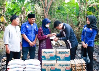 Air Mata di Reruntuhan : Jamiah Mengais Beras dari Sisa Kebakaran, Ricky Anthony Ulurkan Tangan