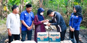 Air Mata di Reruntuhan : Jamiah Mengais Beras dari Sisa Kebakaran, Ricky Anthony Ulurkan Tangan