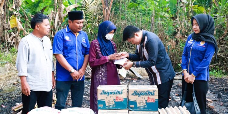 Air Mata di Reruntuhan : Jamiah Mengais Beras dari Sisa Kebakaran, Ricky Anthony Ulurkan Tangan