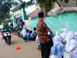 Tangis Pecah Di Hari Pertama Sekolah : Siswa Al-Washliyah Belajar di Bawah Terik Matahari