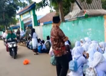 Tangis Pecah Di Hari Pertama Sekolah : Siswa Al-Washliyah Belajar di Bawah Terik Matahari