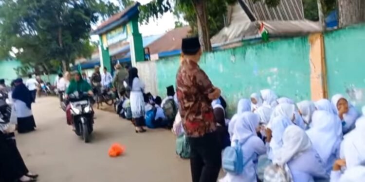Tangis Pecah Di Hari Pertama Sekolah : Siswa Al-Washliyah Belajar di Bawah Terik Matahari