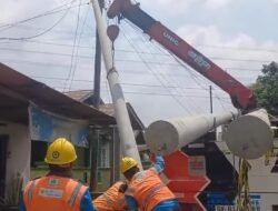 Dusun Mulia Bakti Akhirnya Bahagia, Ricky Anthony Fasilitasi Tiang Listrik Warga