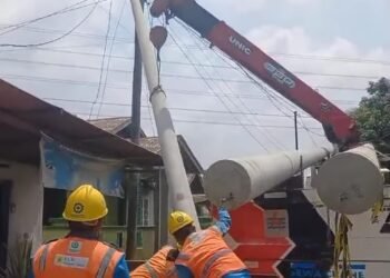 Dusun Mulia Bakti Akhirnya Bahagia, Ricky Anthony Fasilitasi Tiang Listrik Warga