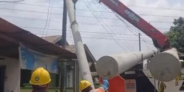 Dusun Mulia Bakti Akhirnya Bahagia, Ricky Anthony Fasilitasi Tiang Listrik Warga