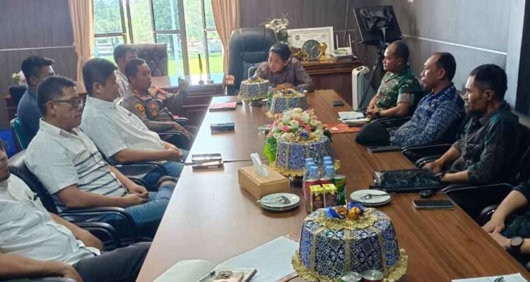 Foto PT PAM Mineral saat sejumlah kegiatan kerja dengan PT BIM. Serta beberapa kali pertemuan di ruangan kantor PT BIM dengan Dirut PT PAM Mineral Rudi Tjanaka.