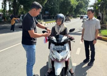 Sat Intelkam Polres Langkat Sebar 500 Bendera Merah Putih di Stabat
