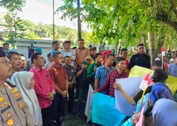 Demo di DPRD Langkat, Orator ‘Risih’ Dengar Asmaul Husna