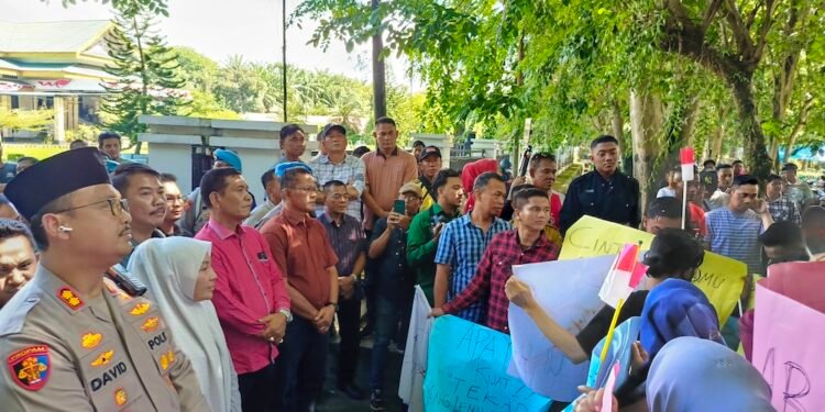 Demo di DPRD Langkat, Orator ‘Risih’ Dengar Asmaul Husna