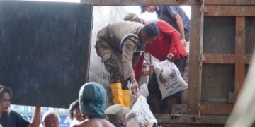 Bupati Langkat Kirim Satu Truk Fuso Logistik untuk Warga Tanjung Pura