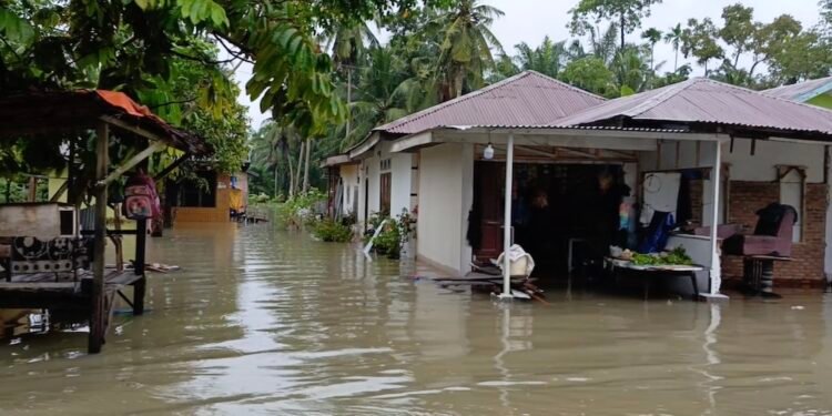 Tiga Hari Hujan, Jalan dan Pemukiman Warga Stabat Tergenang