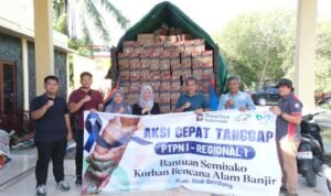 Aksi cepat tangap PTPN 1 Regional menyerahkan bantuan sembako kepada korban bnecana banjir1