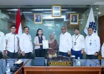 Wamenaker Afriansyah Noor saat menyaksikan penyerahan ijazah oleh pihak perusahaan kepada pekerja di Kantor Kemnaker, Jakarta, Senin (8/12/2025).