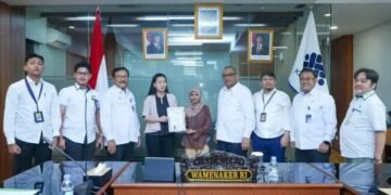 Wamenaker Afriansyah Noor saat menyaksikan penyerahan ijazah oleh pihak perusahaan kepada pekerja di Kantor Kemnaker, Jakarta, Senin (8/12/2025).