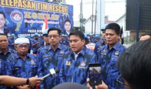 Ketua DPP KOMBAT Iskandar ST dan Ketua KOMBAT Sumut Ricky Anthony saat pelepasan relawan untuk membantu korban bencana alam di Provinsi Aceh